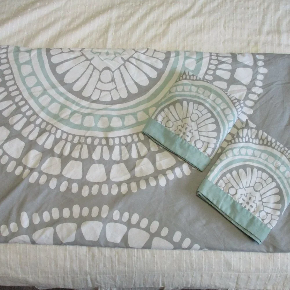 Full size duvet cover and 2 pillow shams